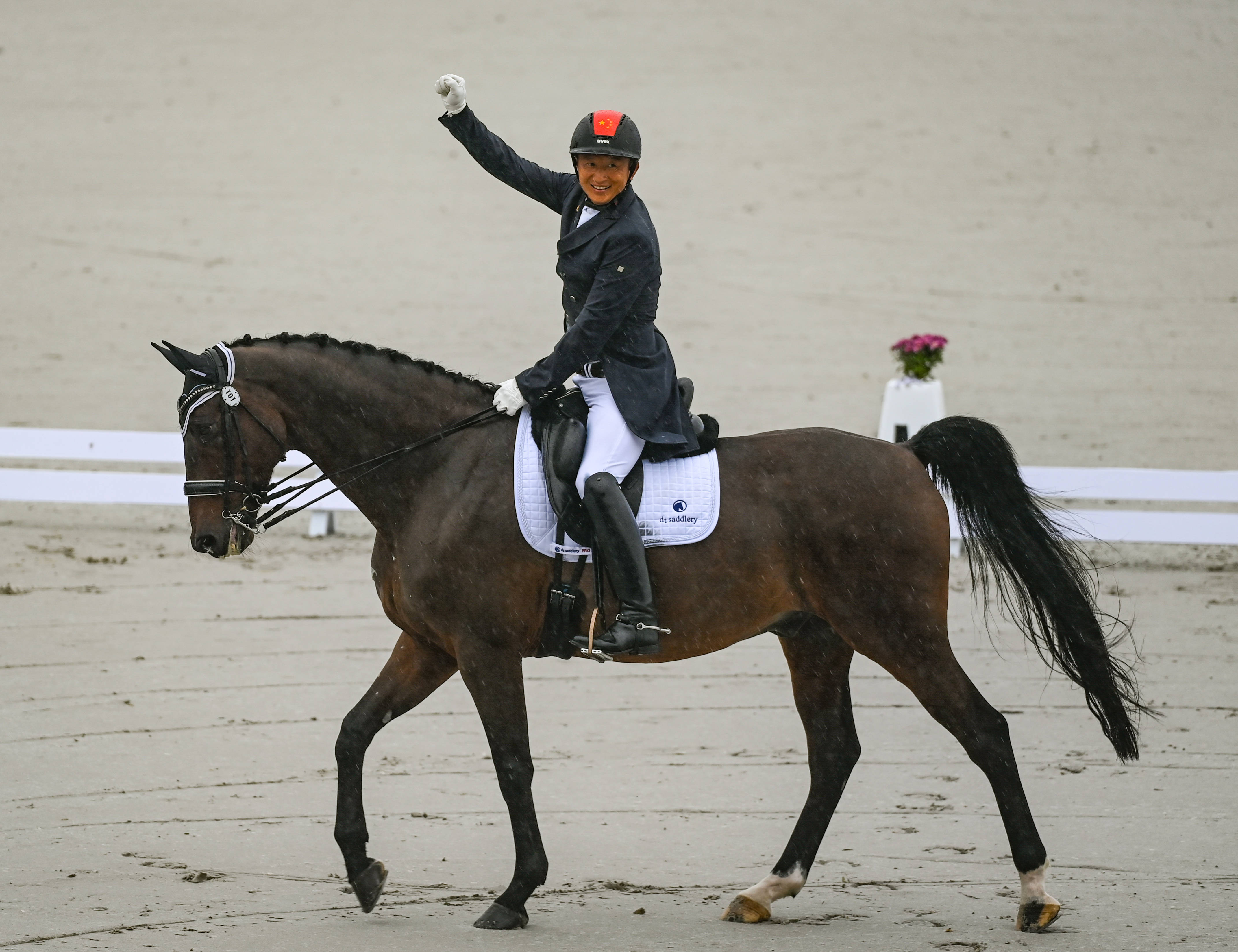 南宫娱乐-摩洛哥马术选手夺冠,英姿飒爽登顶