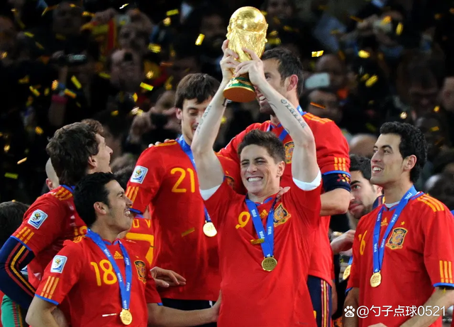 西班牙队确保晋级，球迷欢腾不已
