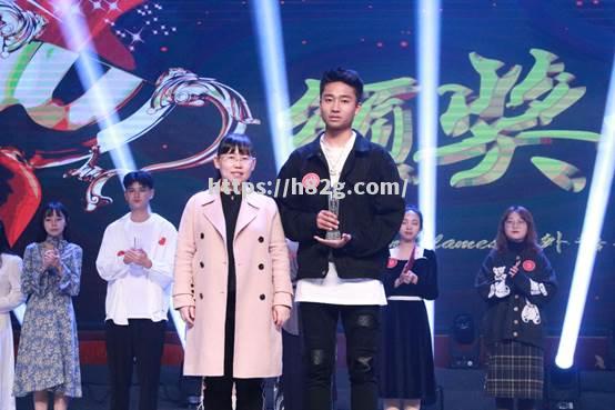 冠军风采缤纷,观众沸腾尖叫 冠军风采缤纷,观众沸腾尖叫