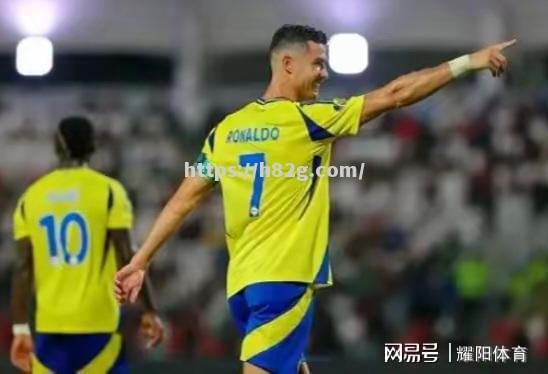 胜利后,球队主教练挥拳庆祝胜利 胜利后,球队主教练挥拳庆祝胜利