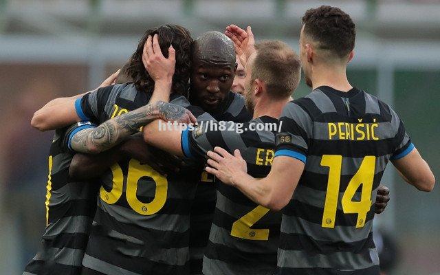 南宫娱乐-队员努力奔跑拼抢，球队士气高昂大获全胜