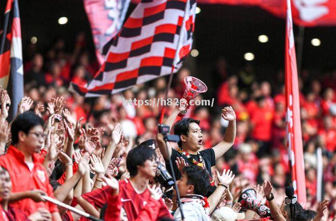 球迷狂欢助威无数，欧预赛比赛点燃激情