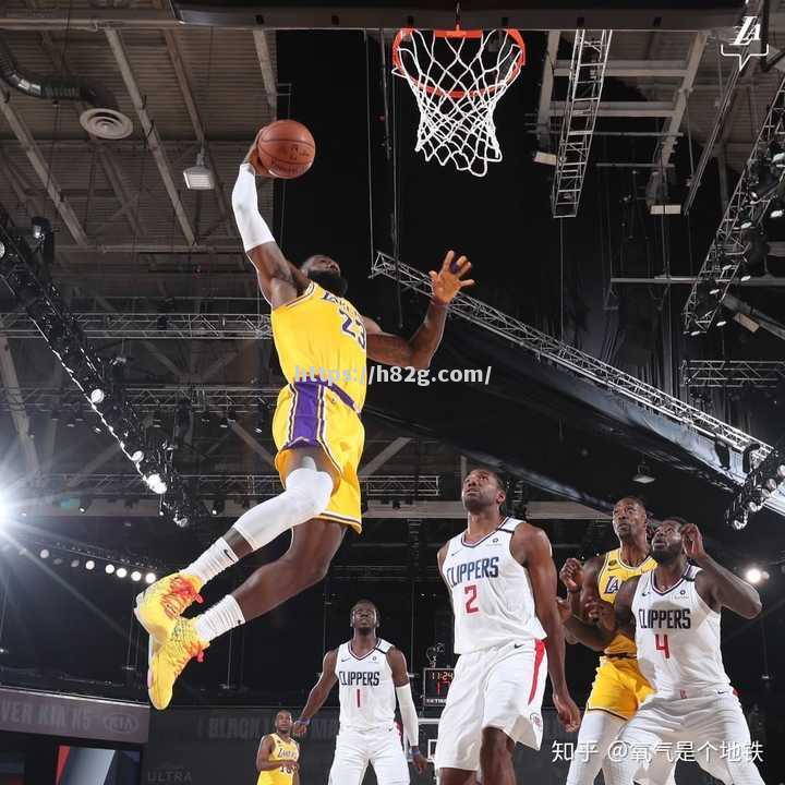 快船客场胜出争夺席位，赢得关键分