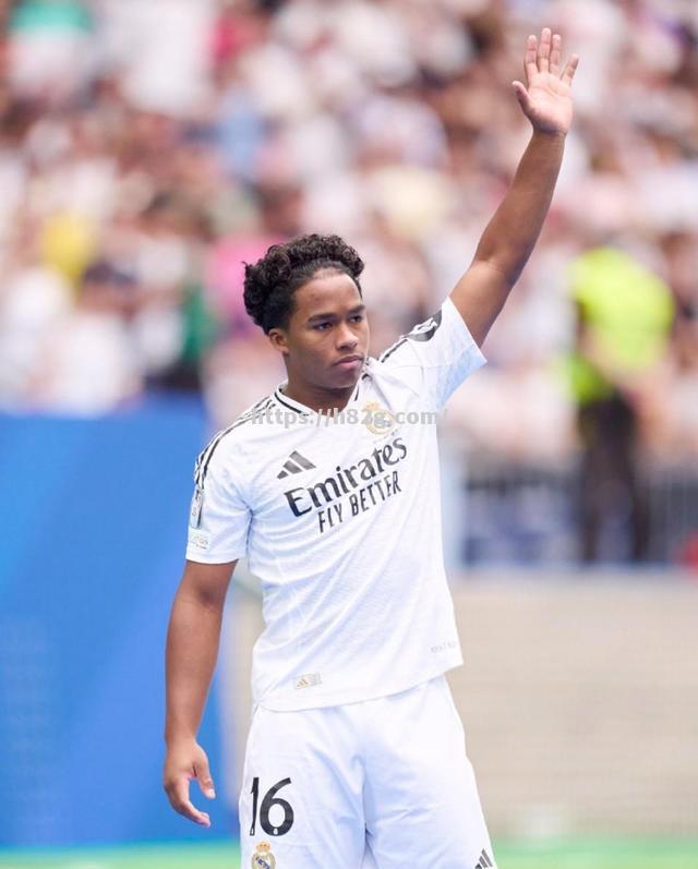 南宫娱乐-战术调整带来成功突破,球队士气大振