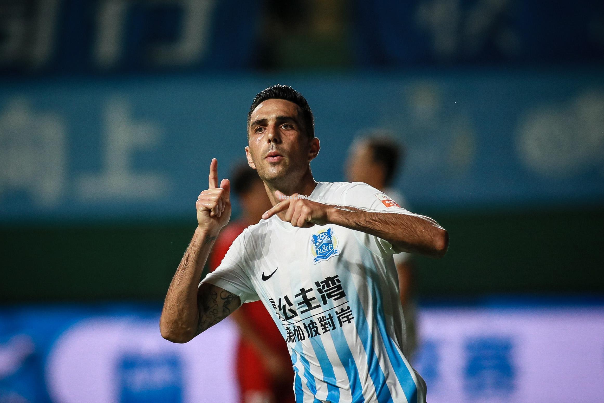 意大利摔跤运动员大放异彩，独领风骚